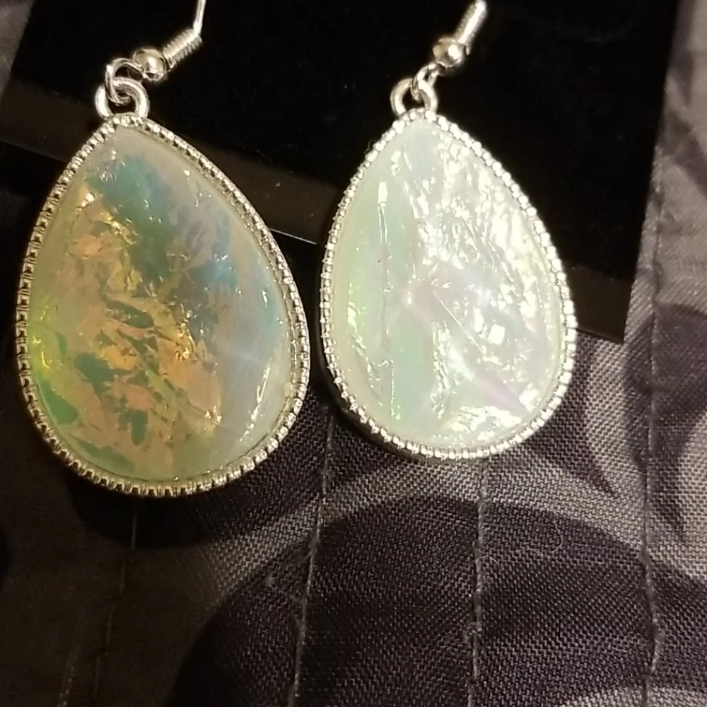 2 pairs‎ of earrings